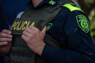 Kolombiyalı Polis Memuru 'nun Taktik Yelek Önü. Yüksek kalite fotoğraf