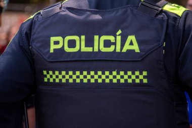 Kolombiyalı bir polis memurunun giydiği kurşun geçirmez yeleğin arkasında 