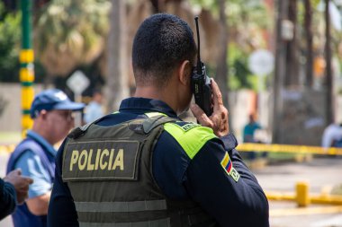 Telsiz Arkasında Kolombiyalı Polis Memuru. 