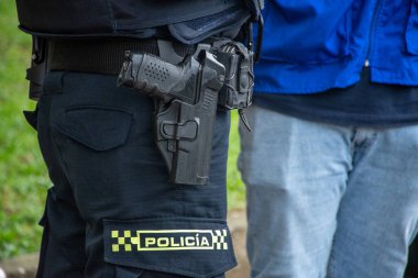 Kolombiya Polisi üniformasında POLICIA etiketi olan tabanca kılıfında. Yüksek kalite fotoğraf