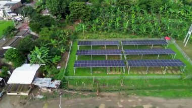 4K insansız hava aracı videosu büyük ölçekli bir güneş enerjisi çiftliğini gösteriyor. Fotovoltaik paneller geometrik sıralarda dizilmiş. İnsansız hava aracı, yenilenebilir enerji tesisinin etrafında daireler çizerek geniş bir hava sahası sunuyor.