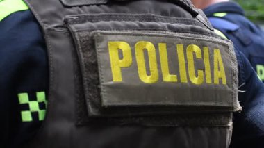 Kolombiyalı bir polis memurunun giydiği kurşun geçirmez yeleğin arkasında 