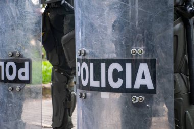 Kolombiyalı bir polis memurunun giydiği kurşun geçirmez yeleğin arkasında 