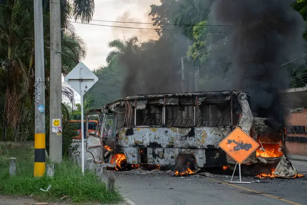 Palmira, Kolombiya, otobüs yanıyor, yanan araç, toplu taşıma, yangın, yangın, acil durum, patlama, sokak yangını, şehir kaosu, kentsel yangın, duman, araç hasarı, ulaşım