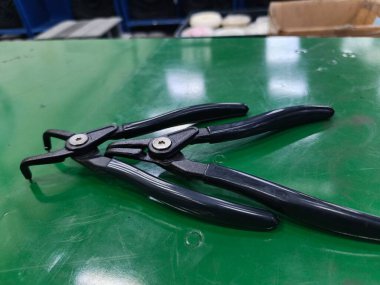 Bu iki kerpeten alet masasının üstünde..