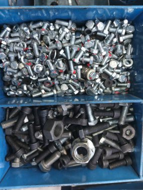 Alet masasında civata ve fındık stoğu