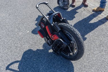 ROME, ITALY - 19 Şubat 2024: Tek tekerlek sokağa park edildi