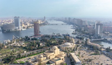 Mısır 'da Nil Nehri ile Kahire' nin havadan görünüşü