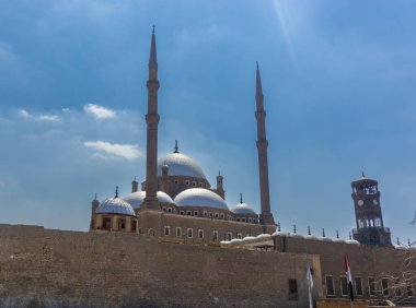 Muhammed Ali Paşa 'nın Büyük Camii ya da Alabaster Camii Kahire' deki kalenin zirvesinde yer almaktadır.