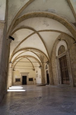 Santa Maria Assunta, Rieti, İtalya Katedrali 'ne giriş kapısı olan giriş kapısı.