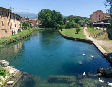 İtalya 'nın Rieti kentinden geçen Velino nehrinin panoramik manzarası