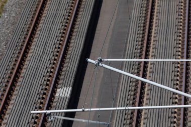 Modern çift demiryolu üzerindeki eklentileri elektrik altyapısını ve aşağıda iki paralel rayları gösteriyor.
