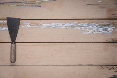 Yıpranmış bej tahta bir masanın sol tarafına yerleştirilmiş, boyası soyulmuş, yukarıdan çekilmiş. Çerçevenin geri kalanı metin veya tasarım için bir sürü boş alan bırakır.