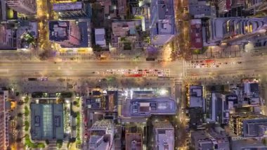 Santiago, Şili 23 Mayıs 2024: İHA hipersürati Las Condes 'teki Apoquindo Bulvarı boyunca gece boyunca ilerlerken trafik, ışık ve yüksek binaları gösteriyor..