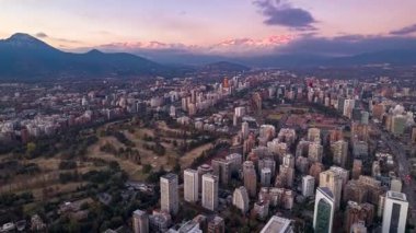 Santiago, Şili 23 Mayıs 2024: Günbatımında insansız hava aracı hipervanesi Santiago 'daki Providencia bölgesinin arka planında yerleşim ve ticaret kuleleri, parkları ve And Dağları olduğunu gösteriyor.. 