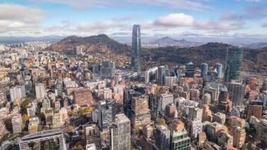 Santiago, Şili 28 Haziran 2024: Arka planda Costanera Center, San Cristbal Hill, Mapocho River ve bulutlu And Dağları yer almaktadır..