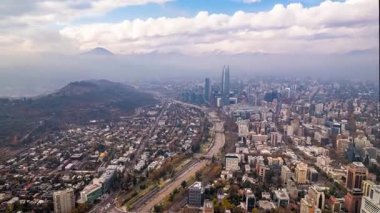 Santiago, Şili 28 Haziran 2024: Arka planda Costanera Center, San Cristbal Hill, Mapocho River ve bulutlu And Dağları yer almaktadır..