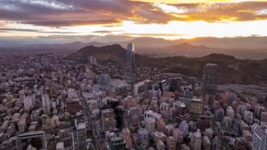 Santiago, Şili 28 Haziran 2024: Arka planda Costanera Center, San Cristbal Hill, Mapocho River ve bulutlu And Dağları yer almaktadır..