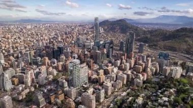 Santiago, Şili 23 Mayıs 2024: Gökyüzü altında Costanera Center, San Cristbal Hill ve And Dağları ile birlikte uçan hava aracı görüntüleri.