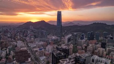 Santiago, Şili 28 Haziran 2024: Arka planda Costanera Center, San Cristbal Hill, Mapocho River ve bulutlu And Dağları yer almaktadır..