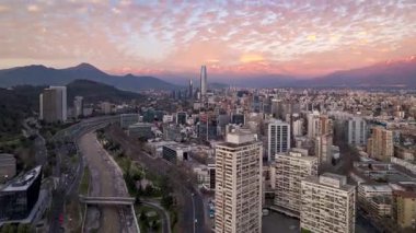 Santiago, Şili 28 Haziran 2024: Arka planda Costanera Center, San Cristbal Hill, Mapocho River ve bulutlu And Dağları yer almaktadır..
