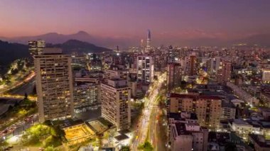 Santiago, Şili 28 Haziran 2024: Arka planda Costanera Center, San Cristbal Hill, Mapocho River ve bulutlu And Dağları yer almaktadır..
