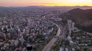 Santiago, Şili 'deki Mapocho Nehri üzerinde ilerleyen İHA uçuşu günbatımında şehrin ufuk çizgisini yakalıyor. Çekim 5 Ekim 2024.