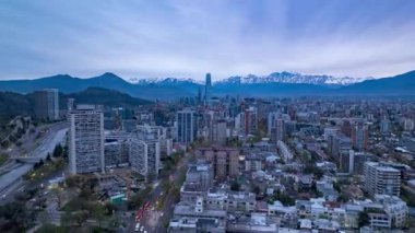 Providencia, Santiago, Şili 'de güneş doğarken, And Dağları ile kaplı ek insansız hava aracı uçuşu. 20 Eylül 2024 'te çekilmiş..