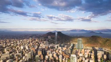 SANTIAGO, ŞİLİ ŞUBAT 23, 2024. Dinamik hiperhız: İHA Santiago şehir merkezine iniyor. Gösteriler Gran Torre Santiago, şehir yayılımı ve geniş bir gökyüzünün altındaki And Dağları. Simge görünümü