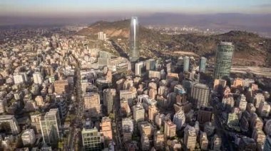Noel Baba, Şili Nisan, 16, 2024. İnsansız hava aracı Santiago 'nun üzerine iniyor. Costanera Merkezi 'ni, Cerro San Cristbal' ı ve geniş kentsel yayılmayı yakalar. Hava görüntüsü şehir gelişimini gösteriyor
