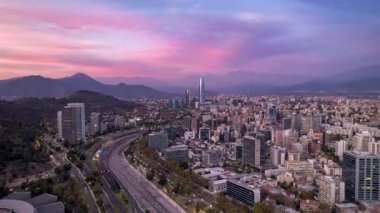 Noel Baba, Şili Nisan, 20, 2025. Dinamik hiperhız: İnsansız hava aracı And Dağları 'nın doğusuna doğru yanal olarak iniyor. Canlı günbatımını, şehir manzarasını ve kentsel yayılmayı yakalar. Çarpıcı hava perspektifi