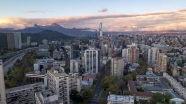 Noel Baba, Şili Yürüyüşü, 30, 2025. Dinamik hiperhız: İnsansız hava aracı And Dağları 'na doğru doğuya doğru yükseliyor. Gran Torre Santiago 'yu, şehir manzarasını ve dramatik bulutları yakalar. Çarpıcı hava perspektifi