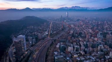 Santiago, Şili 28 Temmuz 2023: Costanera Center 'a doğru uçan insansız hava aracının gece görüşü, arka planda And Dağları ve şehrin ışıkları ile birlikte.