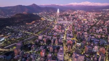 PROVIDENCIA, Şili Kasım, 2, 2023. Dinamik hiperhız: İHA Santiago 'ya yandan yaklaşıyor. Şehir ışıklarını yakalıyor, Gran Torre Santiago, ve And Dağları 'na karşı aydınlatılmış kentsel yayılma.