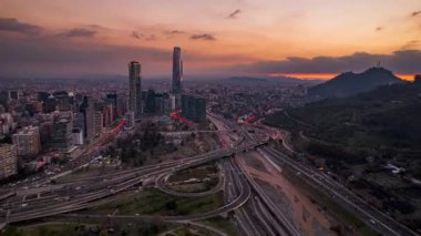 Noel Baba, Şili AĞUSTOS, 25, 2023. Dinamik hiperhız: İHA Santiago 'ya doğru ilerliyor. Andes Dağları 'nda, Gran Torre Santiago' da ve şehir manzarasında gün batımının canlı parıltısını yakalar. Simgesel hava görüntüsü
