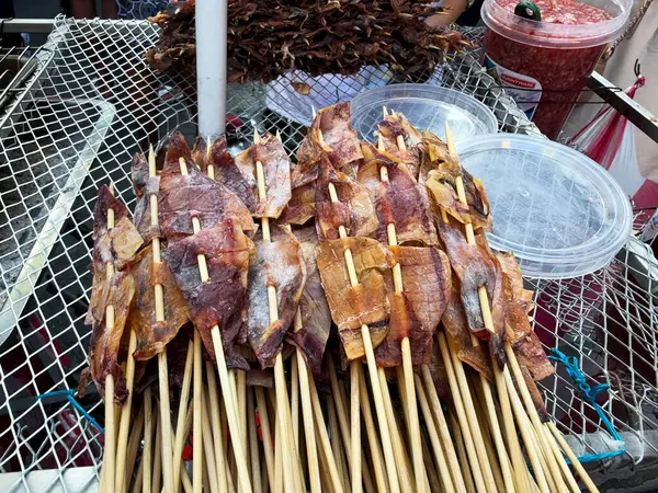 Filipinler 'de ızgara kalamar ve sokak yemekleri bulundu.