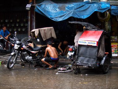 Manila, Filipinler 'de yerel bir volkanik atölyede çalışanlar