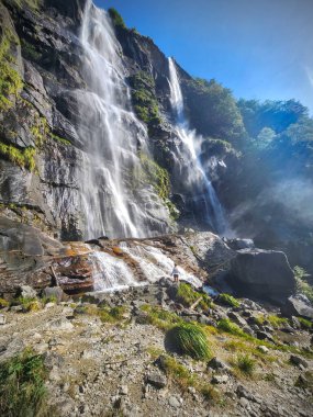 Büyüleyici bir dağ şelalesi, ölçek için bir insan, doğa, macera ve seyahat temaları için ideal. Acquafraggia, İtalya