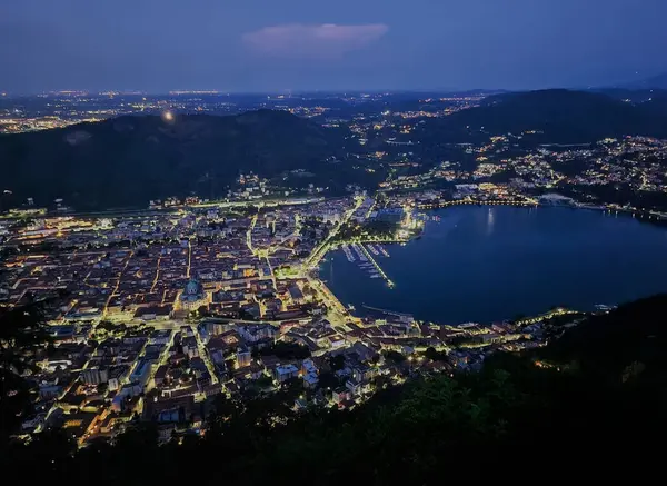 Göl kenti Como 'nun nefes kesen gece manzarası. Dağlarla çevrili Como gölü ve Brunate manzaralı Como gölü.