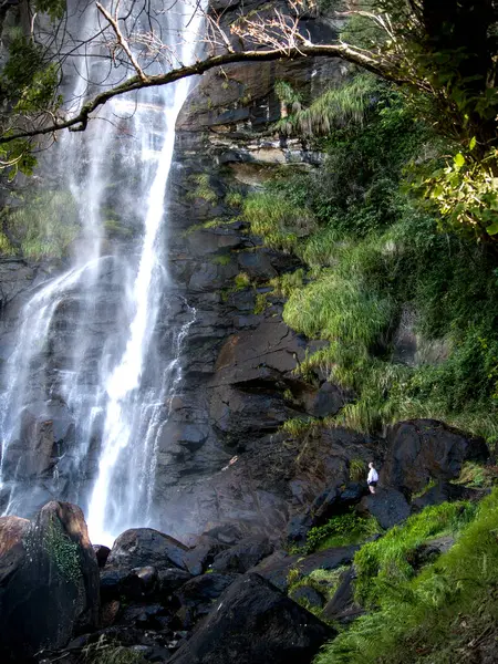 Büyüleyici bir dağ şelalesi, ölçek için bir insan, doğa, macera ve seyahat temaları için ideal. Acquafraggia, İtalya