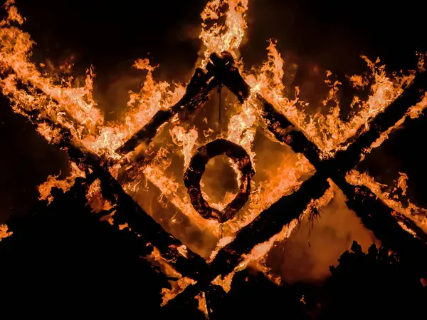 Yaz ortası kutlamalarında geleneksel Latvian austras ağaç süsü şeklinde yanan yapı