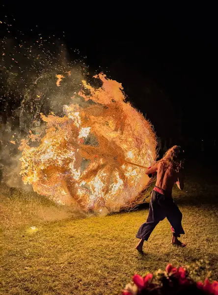 İnsanlar yaz ortasında ya da gündönümü kutlamalarında geleneksel Letonya ritüeli olarak tepeden büyük yanan tekerlekleri itiyor.