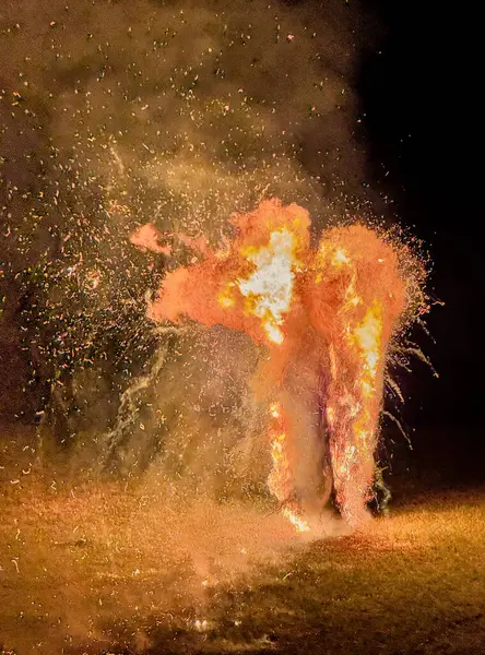 Yaz ortasında ya da gündönümü kutlamalarında geleneksel Letonya ritüeli olarak tepeden yuvarlanan büyük bir tekerlek.