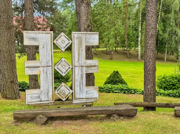 Letonya geleneksel süsü şeklinde ahşap yapı, çiçek açma ve refah tanrıçasını temsil ediyor.