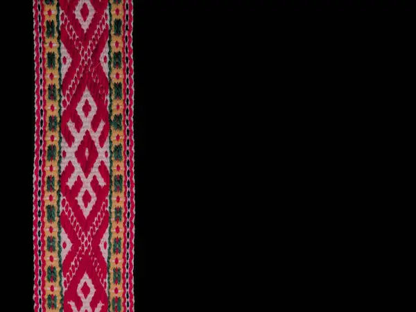 Geleneksel Letonya örgü bel ve siyah arkaplan üzerine çizgili güneş süslemeleri.