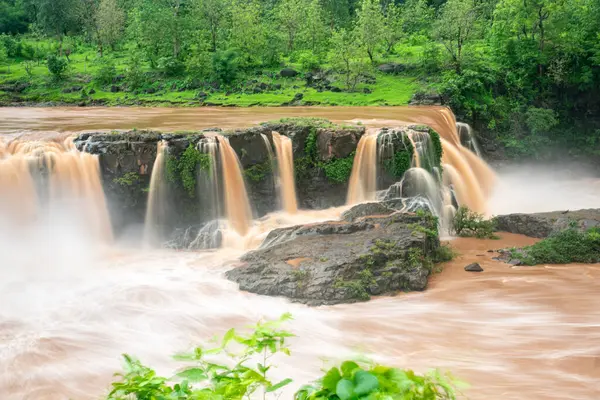 Serene Gira Şelaleleri Gujarat 'taki Rocky Arazisinde Şelale Şelaleleri