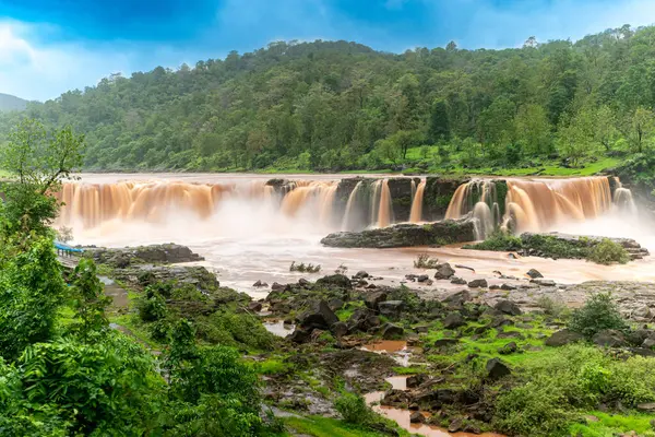 Serene Gira Şelaleleri Gujarat 'taki Verdant Tepeleri Arasında Şelale Şelalesi