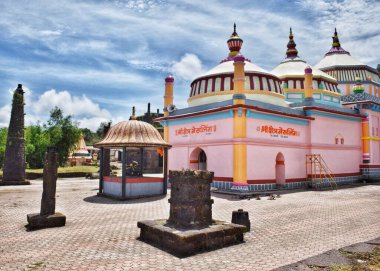Batı Ghat 'lerindeki Meruling Shiv Temple, Satara, Maharashtra, canlı bir mimariye, dingin bir çevreye ve zengin bir kültür mirasına sahiptir. Bereketli Sahyadri tepelerinde, önemli bir ruhani ve tarihsel dönüm noktasıdır..
