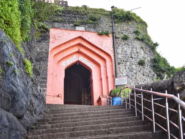 Sajjangad Kalesi 'nin sembolik girişi, taştan mimari ve canlı çevrenin yer aldığı Satara, Maharashtra' nın Batı Ghatları 'nda yer alıyor..