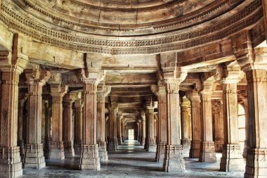 Gujarat 'taki Champaner-Pavagad Arkeoloji Parkı' ndaki Saher-ki-Mescidi 'ndeki karmaşık taş sütunlar ve kemerler geleneksel Hint-İslam mimarisi ve tarihsel zanaatkarlığı gözler önüne seriyor..